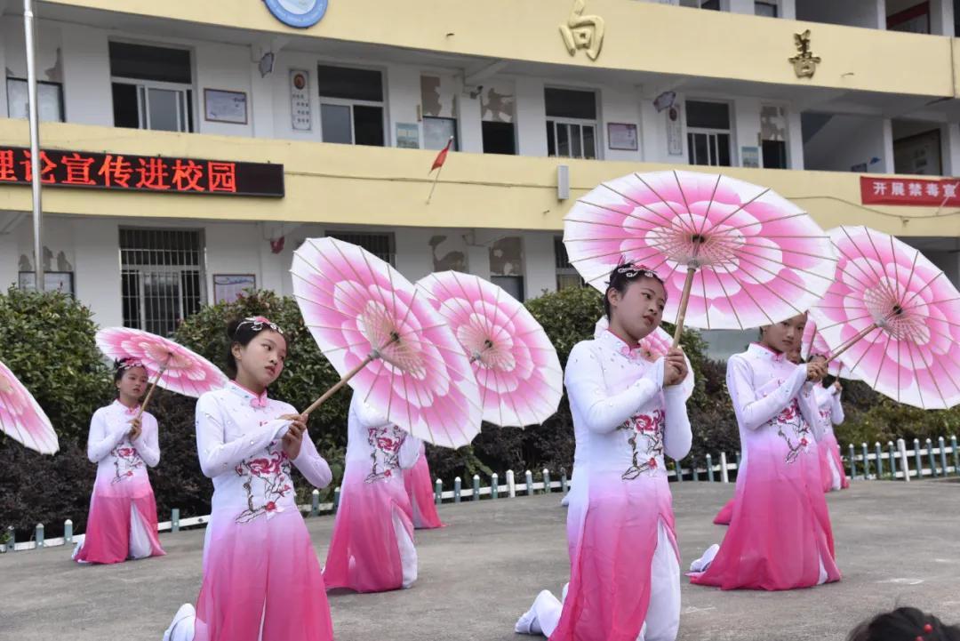 小红帽舞蹈，源于欧洲民间传说，经过岁月的沉淀与传承，逐渐演变成一种具有独特魅力的舞蹈艺术形式。它不仅仅是一种舞蹈，更是一种文化的象征，代表着欧洲民间艺术的精髓。